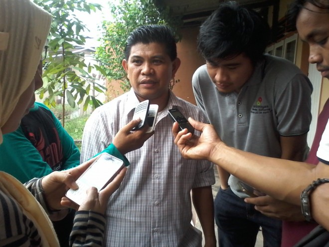 Komisioner KPU Provinsi Jambi, Pahmi Sy saat diwawancarai wartawan.
